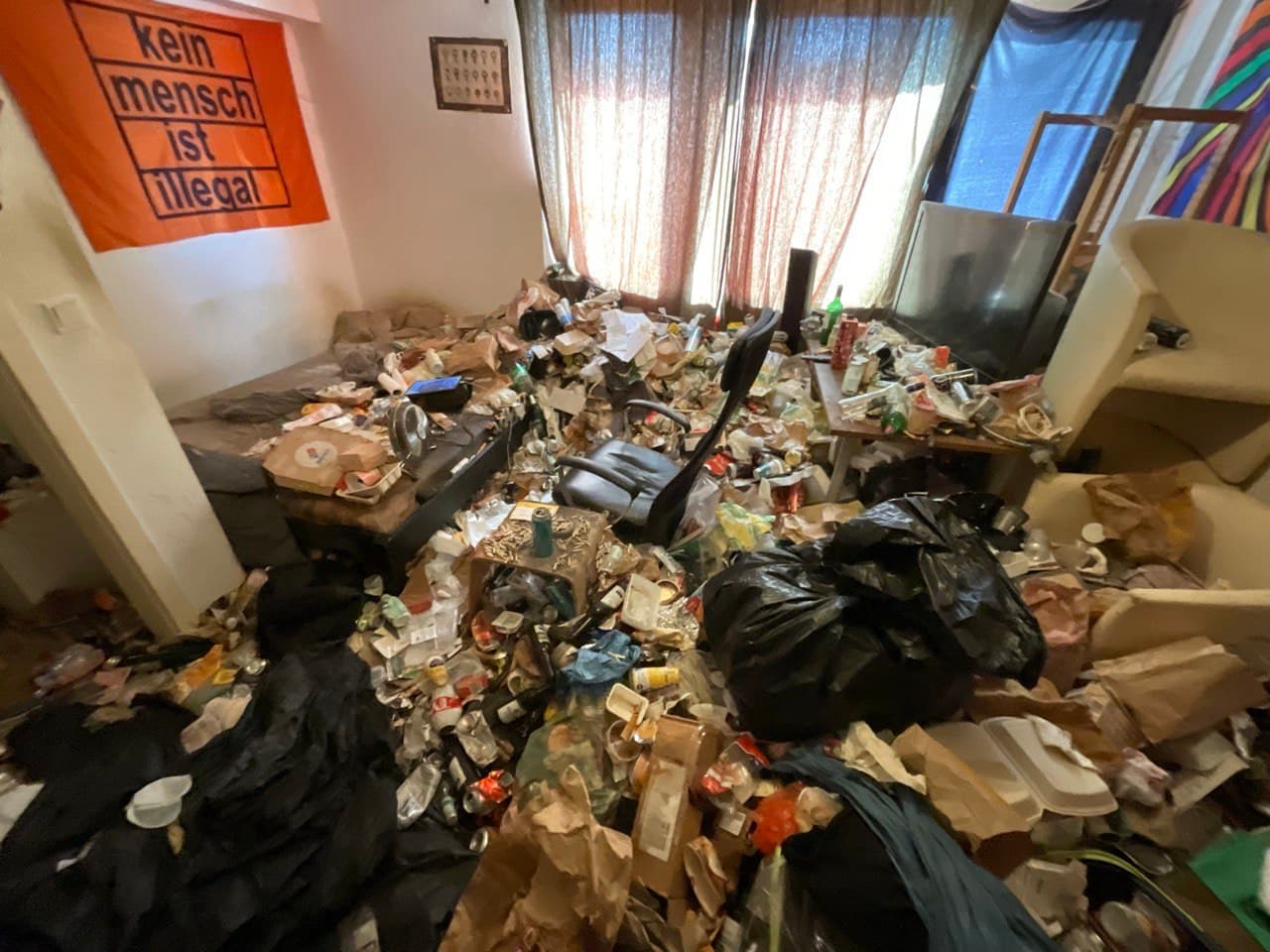 Wohnzimmer einer Messie-Wohnung vor der Räumung